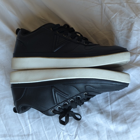 Vionic Elise Women's Black Leather Sneakers With Metallic Silver Tongue - Picture 5 of 11